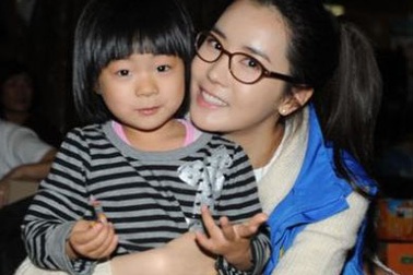 Lee Da Hae, Goo Hye Sun thăm hỏi người dân đảo Yeonpyeong