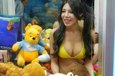 “Nhốt” chân dài mặc bikini vào trong máy gắp thú bông để câu khách