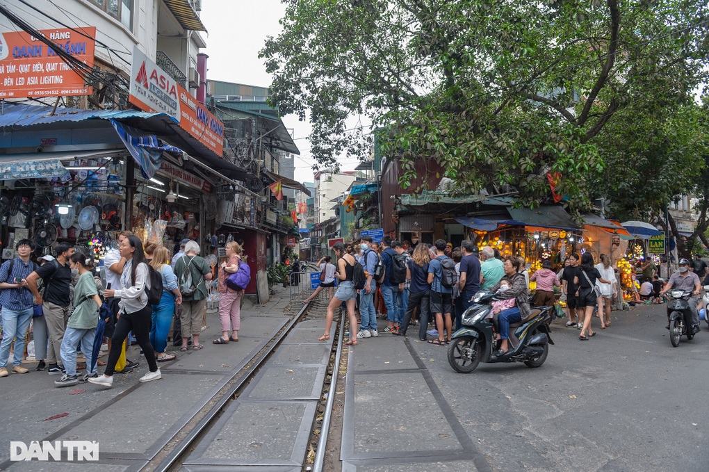 Tàu vừa đi qua, hàng trăm du khách ùa vào phố cà phê đường tàu ở Hà Nội - 1 Tàu vừa đi qua, hàng trăm du khách ùa vào phố cà phê đường tàu ở Hà Nội - 1