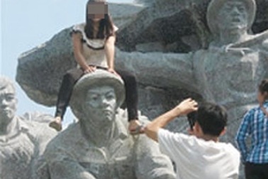 Phẫn nộ cảnh nữ sinh ngồi lên đầu tượng đài