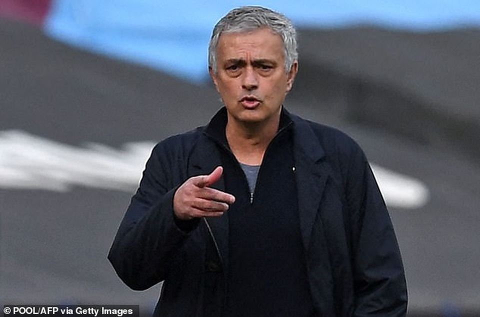 HLV Mourinho trước nguy cơ bị sa thải: Bầu trời sụp đổ... - 1 HLV Mourinho trước nguy cơ bị sa thải: Bầu trời sụp đổ... - 1