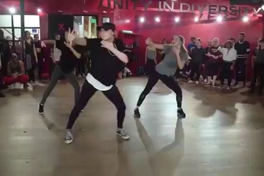 Màn vũ đạo theo ca khúc “Shape of you” của nam ca sĩ Ed Sheeran đã thu hút được hơn 121 triệu lượt xem sau khi được đăng lên Youtube từ tháng 1/2017