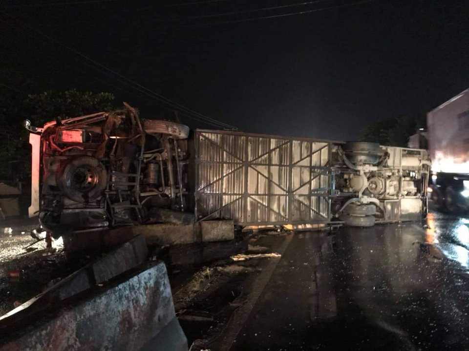 2 ô tô va chạm lúc nửa đêm, 1 người chết, 19 người bị thương - 3 2 ô tô va chạm lúc nửa đêm, 1 người chết, 19 người bị thương - 3