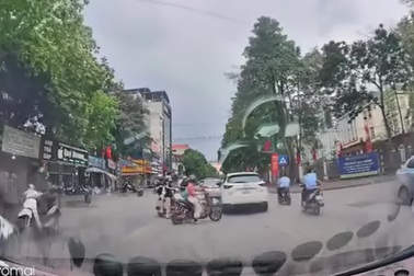 Cô gái "thả tim" tặng tài xế ô tô khi được nhường đường