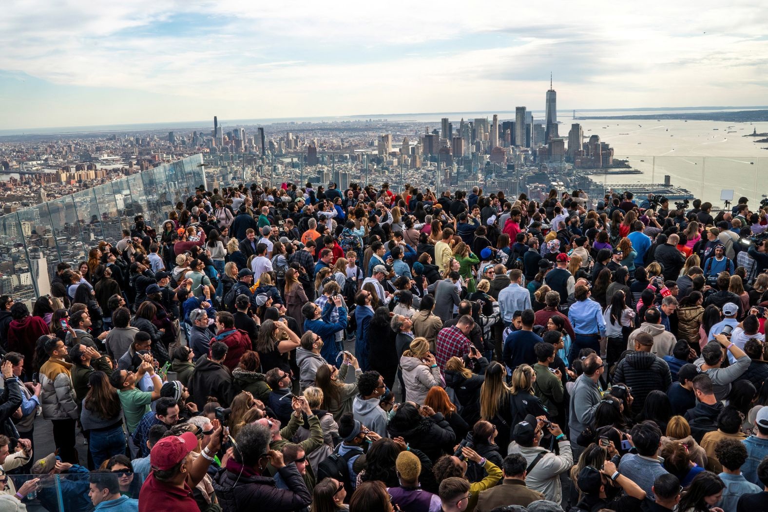 Millionen Amerikaner strömen herbei, um Nachtszenen am helllichten Tag zu sehen - 3 Hàng triệu người Mỹ đổ xô đi xem cảnh đêm giữa ban ngày - 3