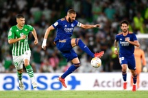 Real Madrid đánh bại Real Betis sau trận cầu "mưa thẻ vàng"