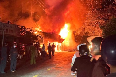 Cha khóa cửa đi nhậu, con mắc kẹt trong ngôi nhà cháy