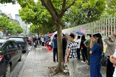 Xếp hàng dài làm thủ tục nhà đất trước ngày 1/8 ở Hà Nội