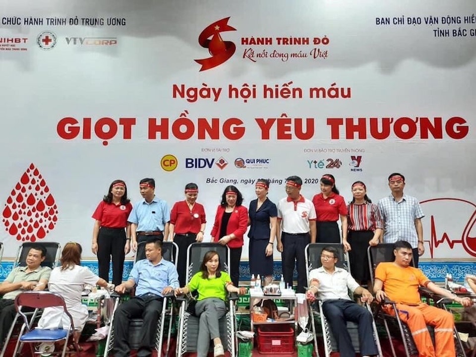 600 người cùng trao “giọt hồng yêu thương” tại chương trình “Hành trình đỏ - 1 600 người cùng trao “giọt hồng yêu thương” tại chương trình “Hành trình đỏ - 1