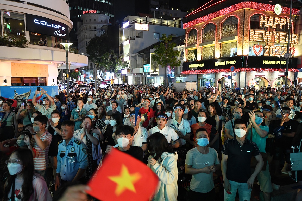 Hàng nghìn cổ động viên TPHCM đội mưa ăn mừng chiến thắng của U23 Việt Nam - 16 Hàng nghìn cổ động viên TPHCM đội mưa ăn mừng chiến thắng của U23 Việt Nam - 16