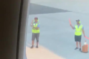 Khoảnh khắc hành khách trên máy bay chơi oẳn tù tì với nhân viên sân bay