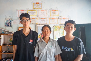 Nỗi lo của người mẹ nghèo khi 2 con chuẩn bị vào năm học mới