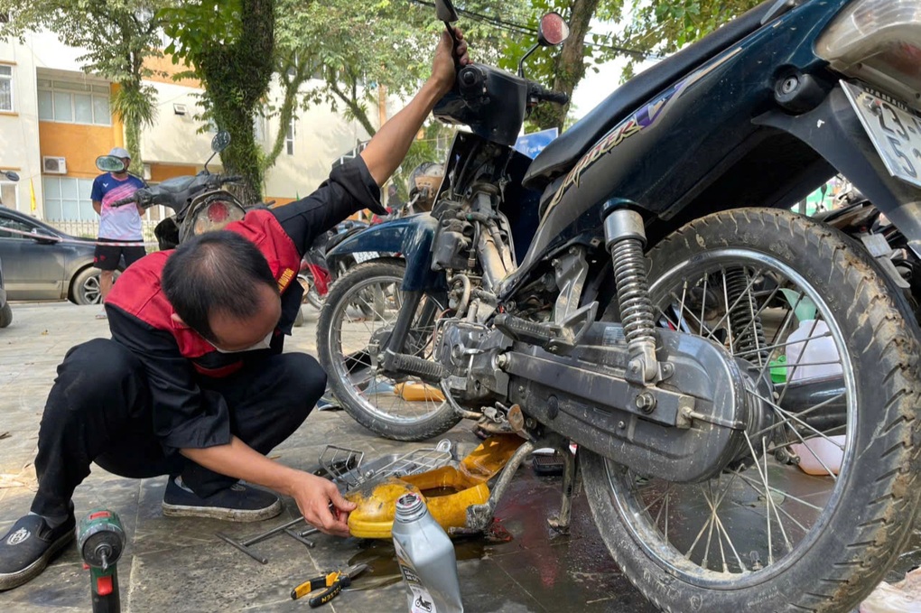 Hàng trăm xe máy hỏng la liệt sau lũ ở Hà Giang, 50 thợ sửa miễn phí - 2 Hàng trăm xe máy hỏng la liệt sau lũ ở Hà Giang, 50 thợ sửa miễn phí - 2