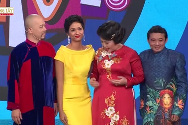 NSND Hồng Vân hài hước đọ dáng cùng H'hen Niê