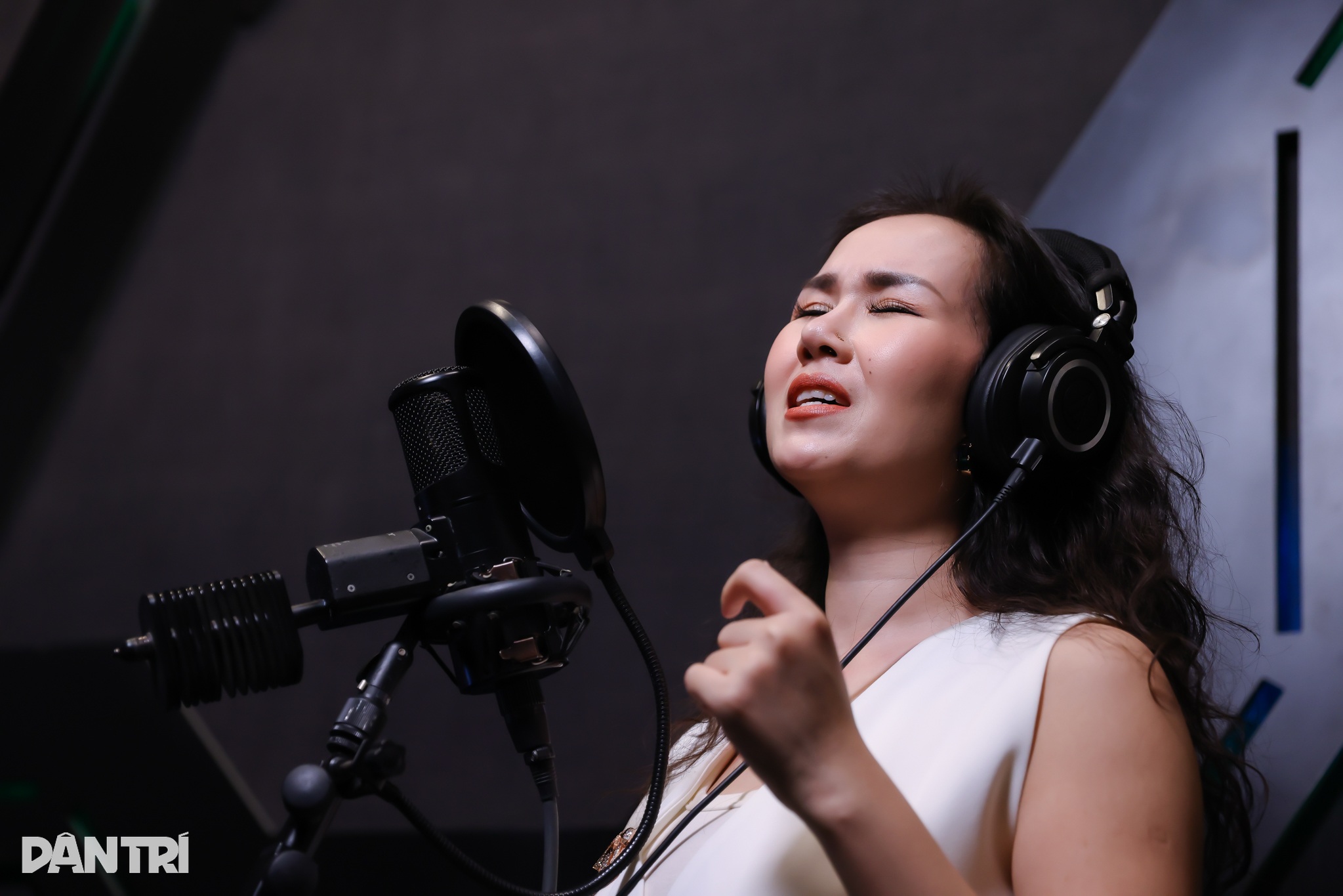 Võ Hạ Trâm, Bùi Lan Hương và dàn sao hào hứng thu âm Rực rỡ ngày mới - 4