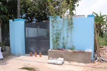 Vợ chồng tử vong, bỏ lại 2 con nhỏ trong căn nhà khóa cửa