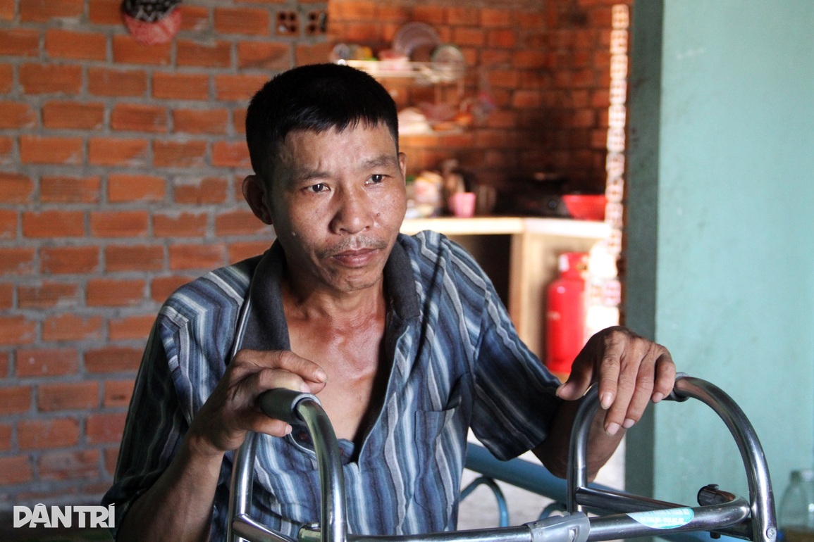 Người cha liệt muốn thoát cảnh cúi đầu ăn xin giữa chợ nuôi con thơ - 4 Người cha liệt muốn thoát cảnh cúi đầu ăn xin giữa chợ nuôi con thơ - 4