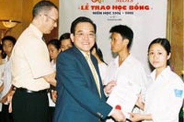 Lễ trao học bổng hỗ trợ học sinh nghèo vượt khó MDIS