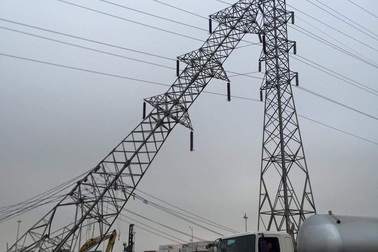 Đang điều tra nguyên nhân xe cẩu húc nghiêng cột điện ở Hải Phòng