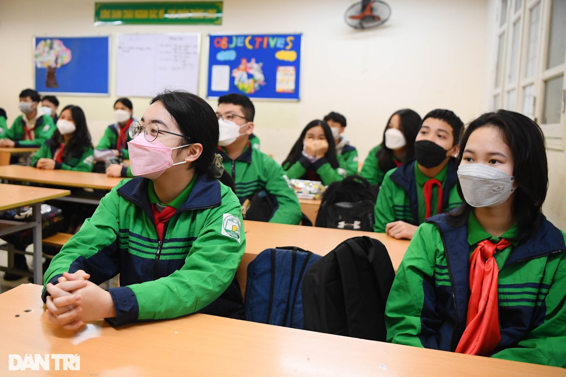 Học sinh Hà Nội hân hoan trở lại trường sau hơn 7 tháng học trực tuyến - 12 Học sinh Hà Nội hân hoan trở lại trường sau hơn 7 tháng học trực tuyến - 12