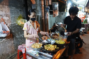 Bị cho nghỉ Tết sớm 1 tháng, công nhân ra chợ bán bột chiên kiếm sống