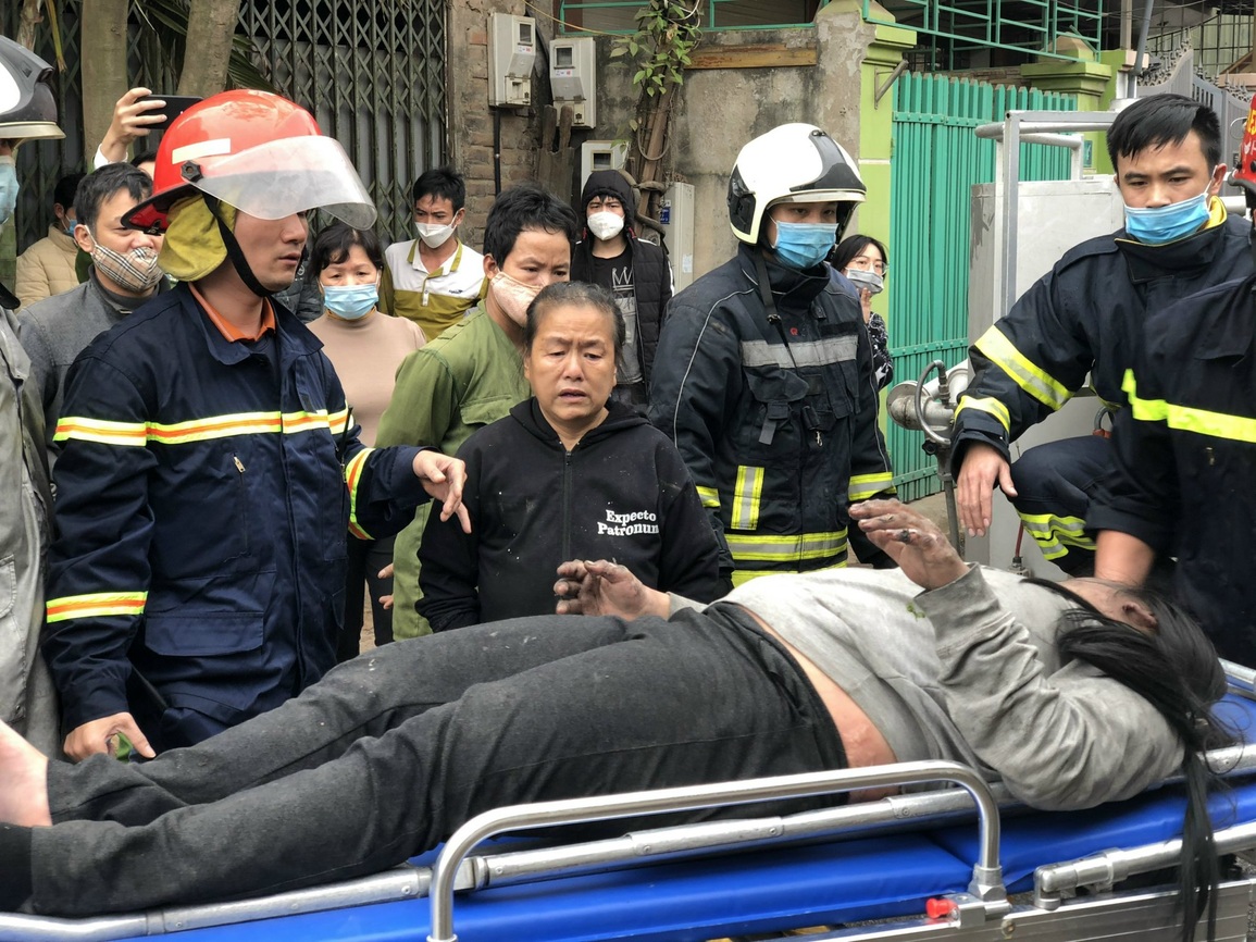 Người hùng cứu sống bé gái trong ngôi nhà cháy dữ dội ở Hà Nội - 6 Người hùng cứu sống bé gái trong ngôi nhà cháy dữ dội ở Hà Nội - 6