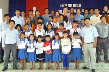 Grobest cùng Quỹ KHVN và báo Dân trí trao học bổng đến học sinh nghèo Sóc Trăng   