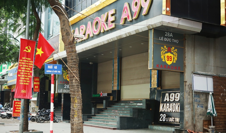 Quán karaoke, massage đóng cửa im lìm sau lệnh dừng hoạt động - 3 Quán karaoke, massage đóng cửa im lìm sau lệnh dừng hoạt động - 3