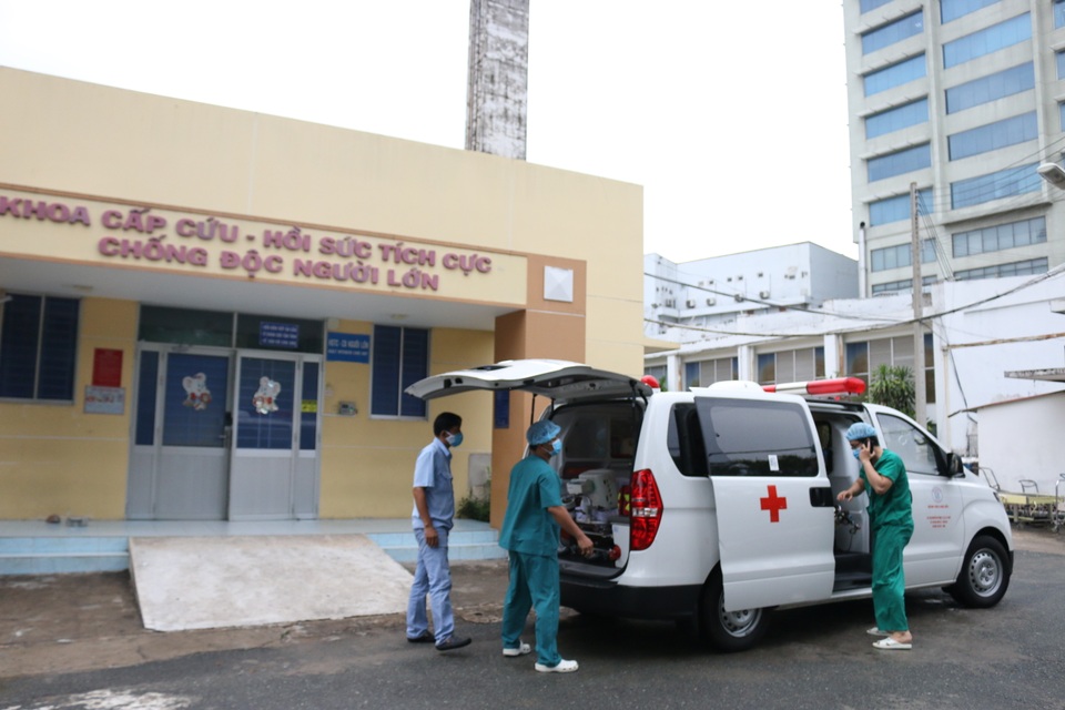 Nam phi công người Anh nhiễm Covid-19 vẫn lệ thuộc ECMO - 1 Nam phi công người Anh nhiễm Covid-19 vẫn lệ thuộc ECMO - 1