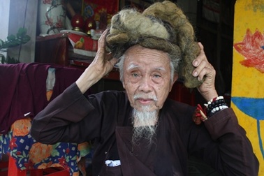 “Dị nhân” có mái tóc “rồng” 70 năm không gội