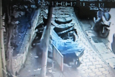 Bẻ khóa, trộm xe máy trong nháy mắt giữa ban ngày