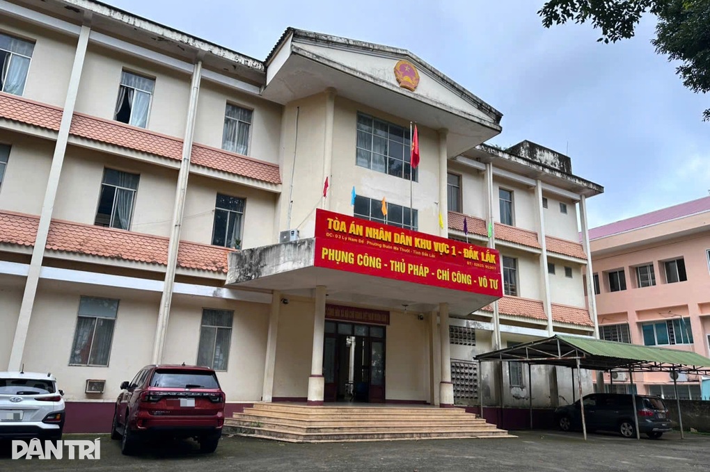 Cựu phó chánh án tòa án tại Đắk Lắk bị tạm giữ - 1 Cựu phó chánh án tòa án tại Đắk Lắk bị tạm giữ - 1