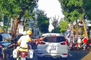 CSGT TPHCM mở đường cho xe chở sản phụ kịp đến bệnh viện cấp cứu