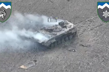 Xe bọc thép Nga phát nổ sau vụ tấn công trực diện của tên lửa Ukraine