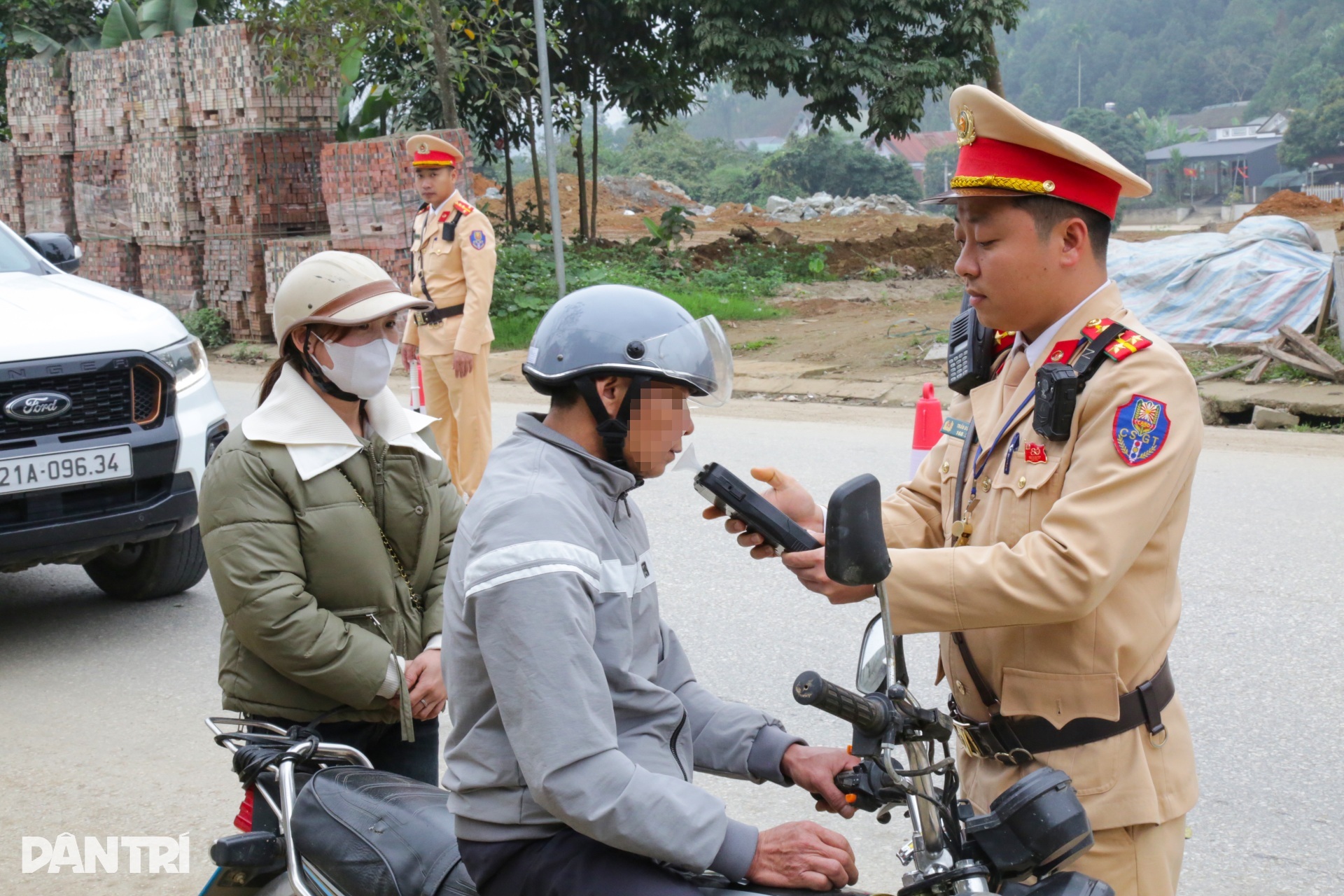 CSGT bay flycam soi tài xế lái xe từ quán nhậu ra đường - 7