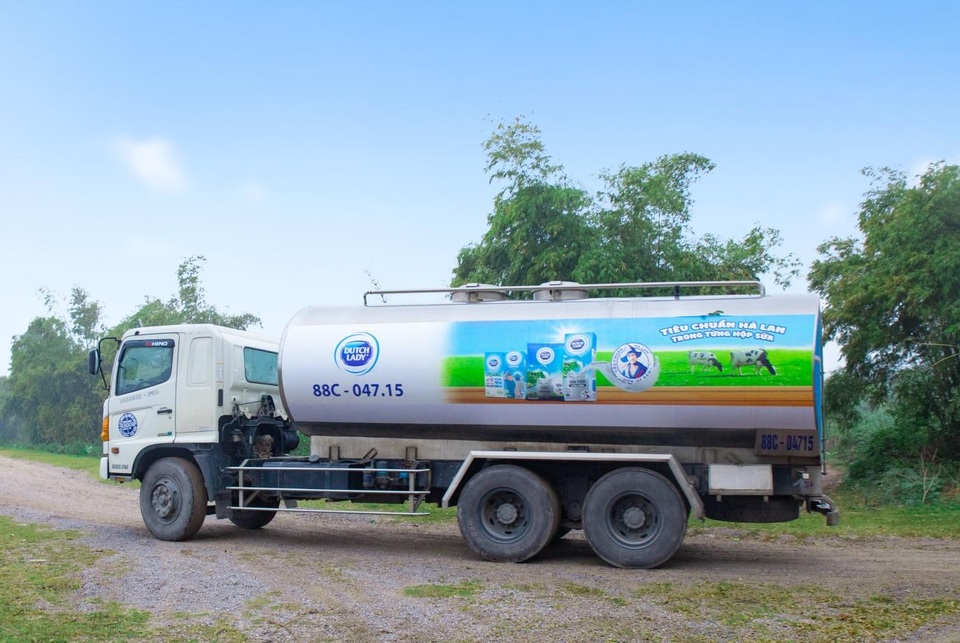 Hồng Diễm trải nghiệm 4 “cửa ải” kiểm soát chất lượng “gắt” của sữa tươi Cô Gái Hà Lan - 2 Hồng Diễm trải nghiệm 4 “cửa ải” kiểm soát chất lượng “gắt” của sữa tươi Cô Gái Hà Lan - 2