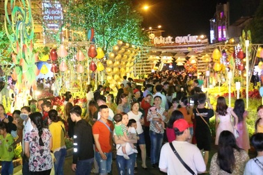 Hàng nghìn người chen chân ngắm đường hoa tráng lệ trước khi bị "phá" bỏ