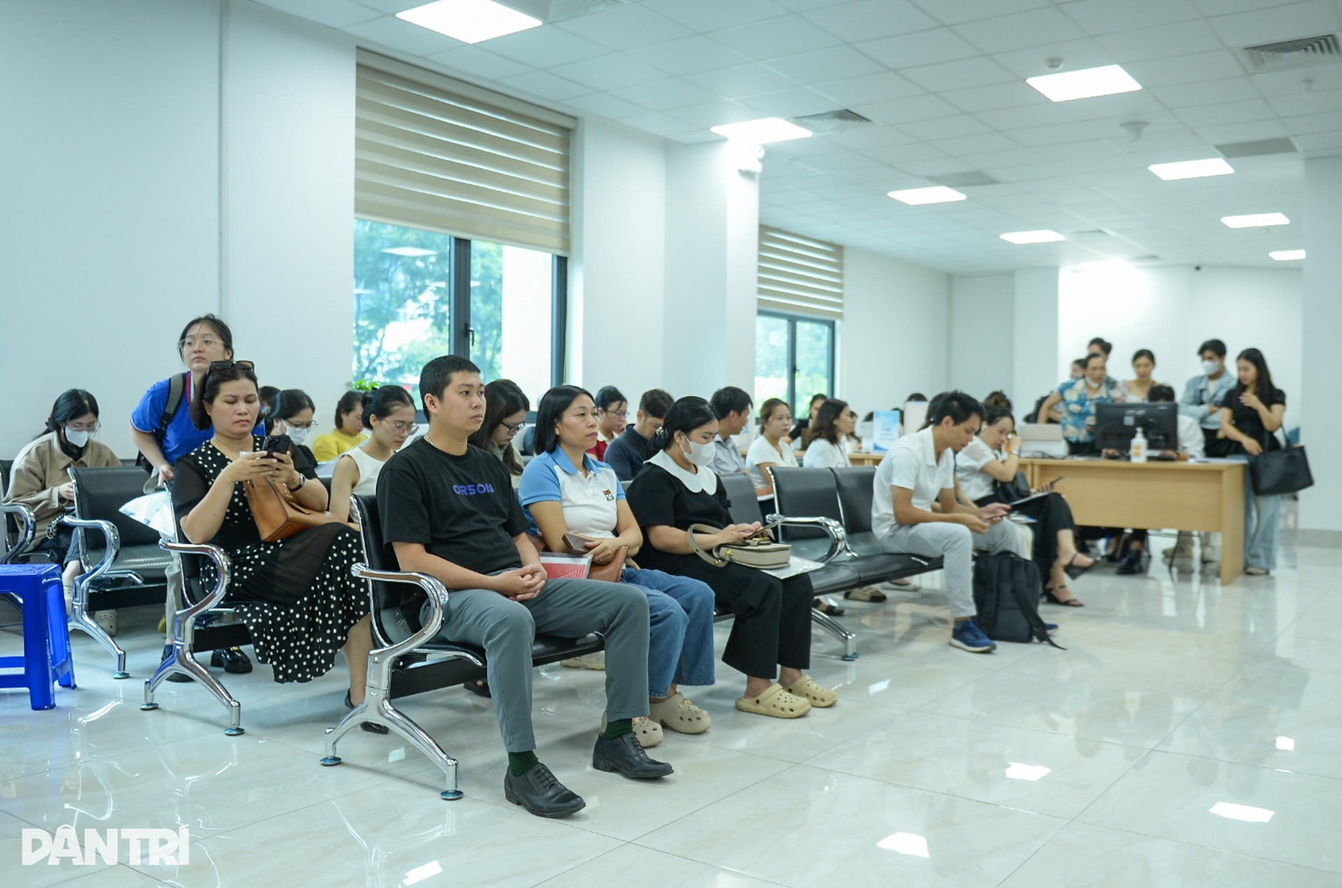 Người dân ngỡ ngàng khi được ăn uống miễn phí lúc chờ làm thủ tục ở Hà Nội - 10 Người dân ngỡ ngàng khi được ăn uống miễn phí lúc chờ làm thủ tục ở Hà Nội - 10