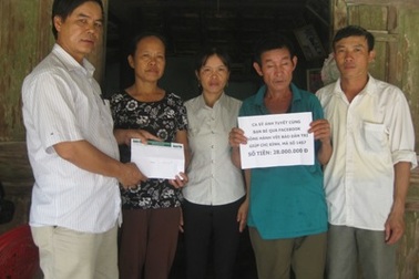 Ca sĩ Ánh Tuyết gửi tặng 28 triệu đồng đến chị Nguyễn Thị Bình