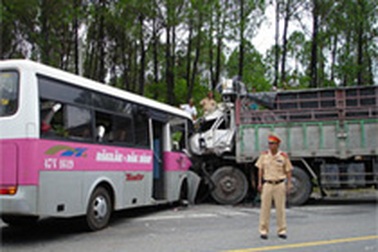 Xe tải đấu đầu xe khách, 14 người nhập viện