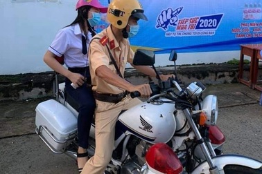 Để quên giấy tờ thi, thí sinh được CSGT dùng xe chuyên dụng chở về nhà lấy