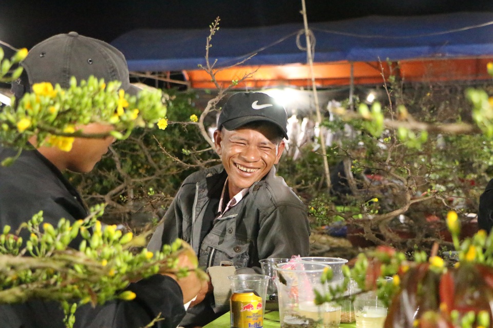 “Ăn gió nằm sương” kiếm tết ở đảo hoa độc nhất Tây Nguyên - 5 “Ăn gió nằm sương” kiếm tết ở đảo hoa độc nhất Tây Nguyên - 5