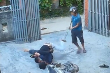 2 người lạ mặt xông vào nhà tấn công khiến thanh niên tử vong