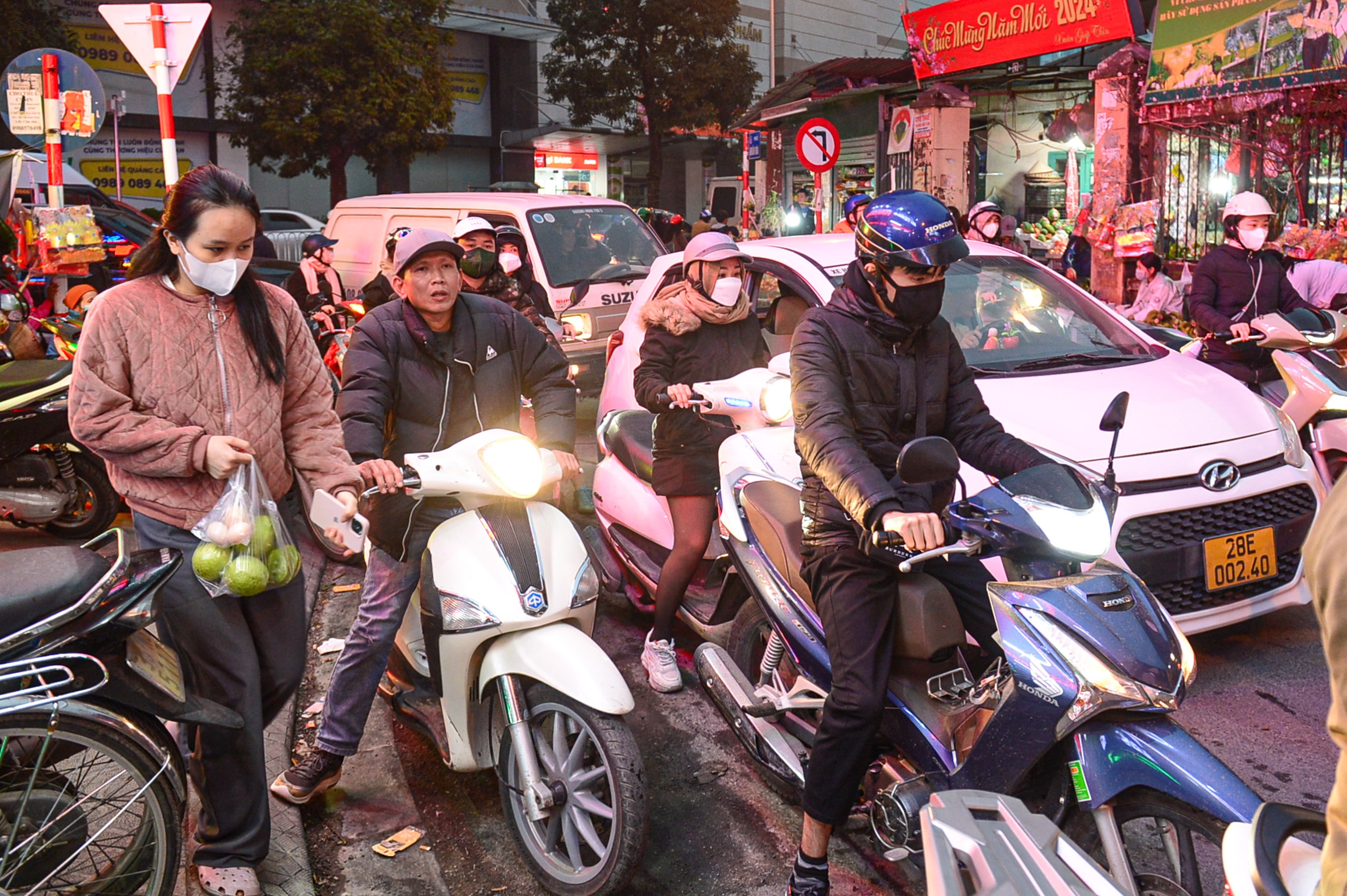 duong-pho-ha-noi-ngop-tho-tu-sang-den-toi-dip-can-tet-19.jpg