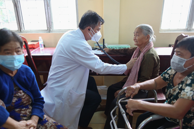 Báo Dân trí cùng bệnh viện khám bệnh miễn phí, trao học bổng ở Trà Vinh