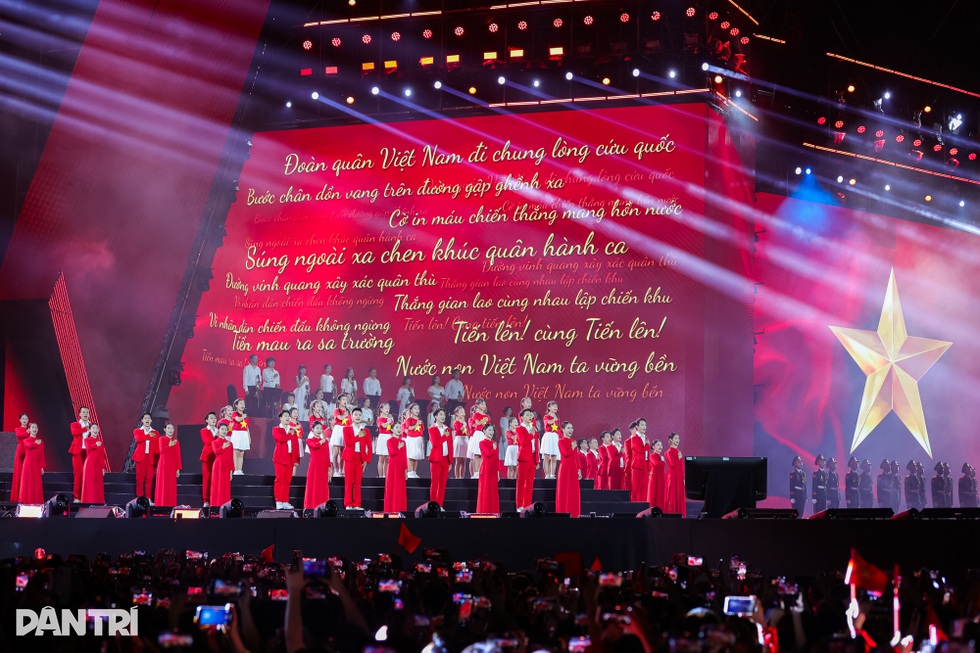 Thấy gì từ việc hàng vạn khán giả trẻ săn vé, đi xem “concert yêu nước”? - 4 Thấy gì từ việc hàng vạn khán giả trẻ săn vé, đi xem “concert yêu nước”? - 4