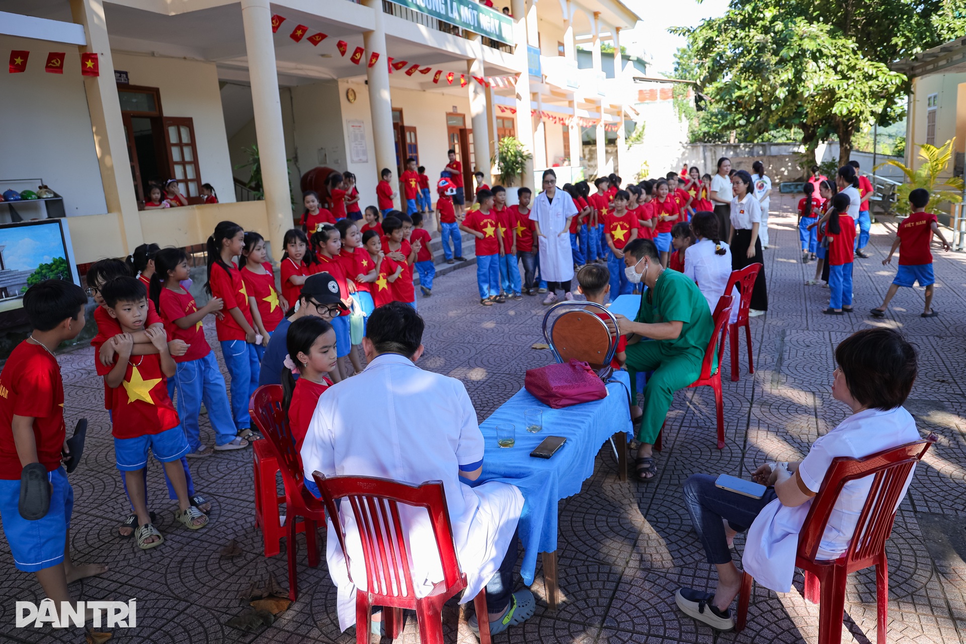 Niềm vui Tết Trung thu của 440 em nhỏ vùng rốn lũ Nghệ An - 17 Niềm vui Tết Trung thu của 440 em nhỏ vùng rốn lũ Nghệ An - 17