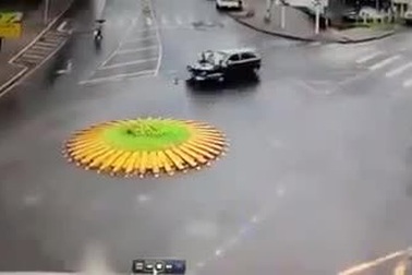 Đâm xe bay thẳng lên nóc ô tô