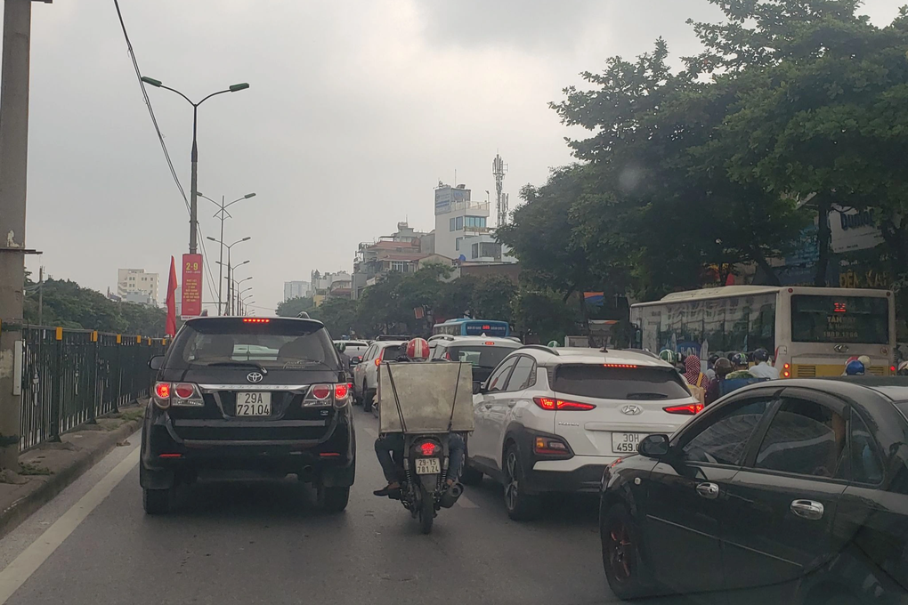 Ô tô tông dải phân cách, húc đổ cột đèn trên đường Hà Nội - 4 Ô tô tông dải phân cách, húc đổ cột đèn trên đường Hà Nội - 4