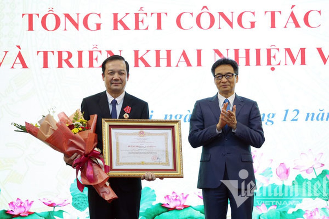 Nguyên Thứ trưởng Bộ TTTT Hoàng Vĩnh Bảo nhận HCLĐ hạng Nhất - 2 Nguyên Thứ trưởng Bộ TTTT Hoàng Vĩnh Bảo nhận HCLĐ hạng Nhất - 2